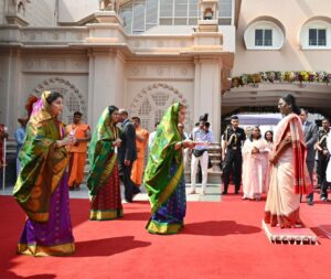 President Draupadi Murmu visited the tomb of Sant Gajanan Maharaj