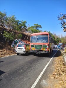 A serious accident was averted at Rajur Ghat on the city road