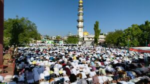 A bond of brotherhood on Eid