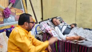 Union Minister Prataprao Jadhav inquires about the Ghazipur accident victims at the Buldhana District Hospital.