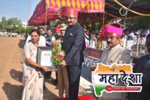 Anuradha Lavange Presented with the Ideal Village Revenue Officer Award