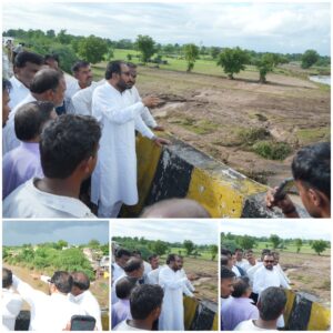 Union Minister of State Prataprao Jadhav visits farmers' fields