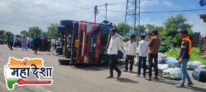 Eicher truck overturns near Pimpri border.