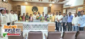 Jalandhar Budhwat felicitated by Jayshree Shelke on his election as a director of the District Bank.