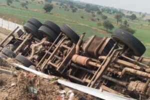 Truck overturns on Samriddhi