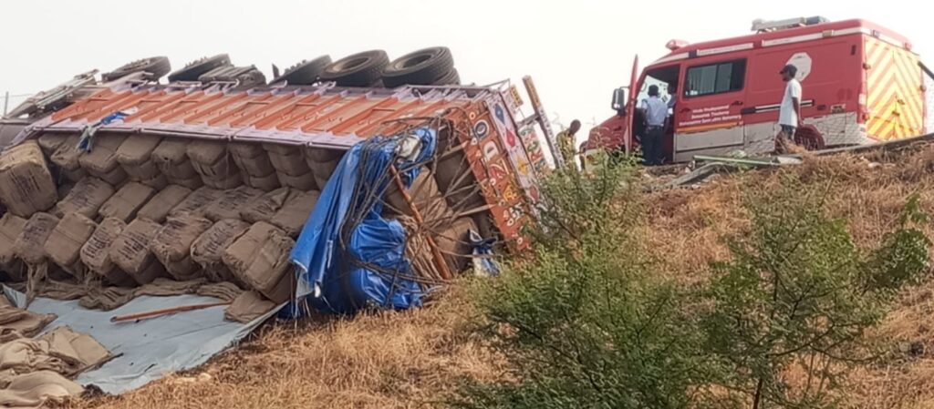 Truck overturns on Samriddhi