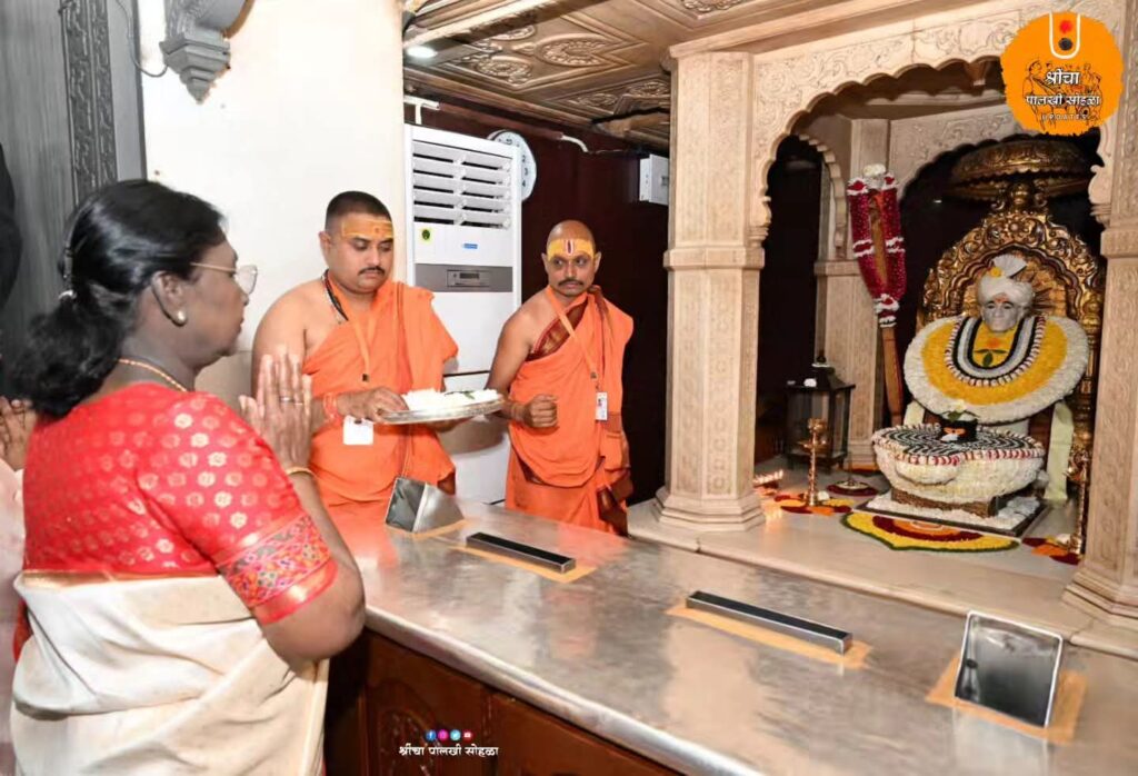 President Draupadi Murmu visited the tomb of Sant Gajanan Maharaj