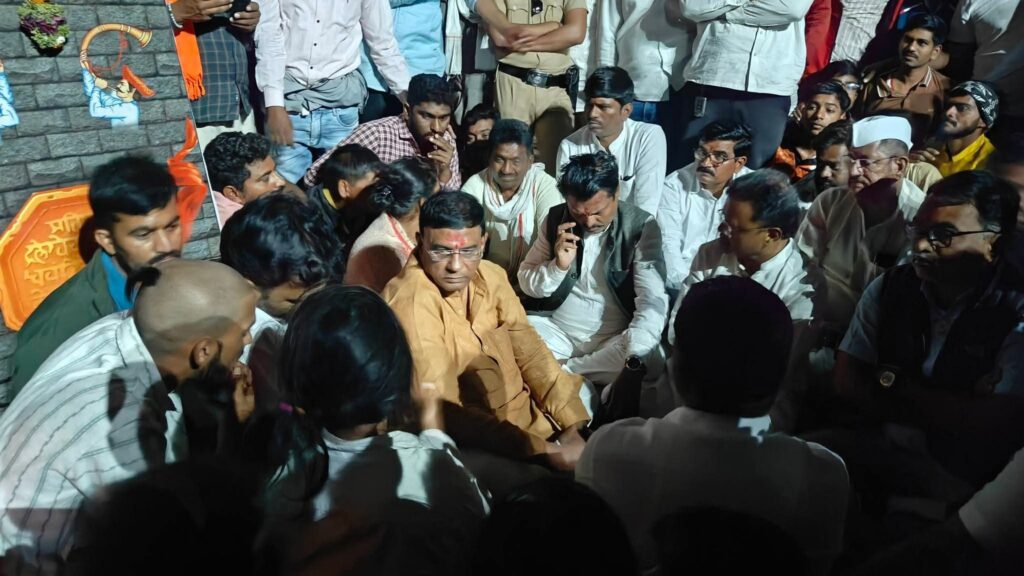 A maid, sisters attacked from Shivaji's statue; clothes torn