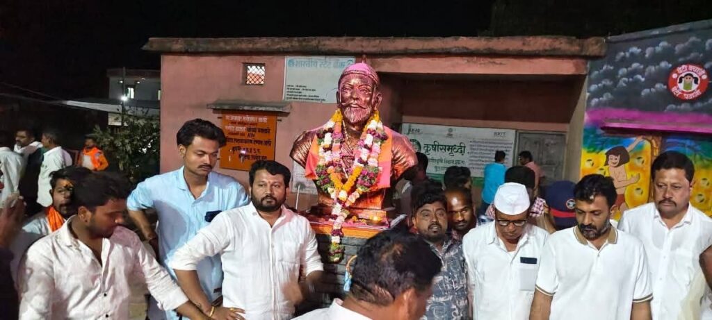 A maid, sisters attacked from Shivaji's statue; clothes torn