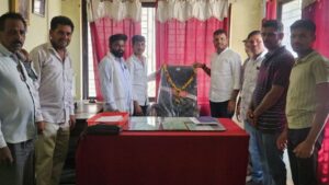 विजेच्या प्रश्नासंदर्भात शेतकऱ्यांची होणारी गैरसोय पाहता युवक काँग्रेसने आक्रमक पवित्रा घेत महावितरणचे उपकार्यकारी अभियंता कार्यालय गाठले. मात्र, अधिकारी गायब असल्याने रिकाम्या खुर्चीला हार घालून गांधीगिरी करण्यात आली.