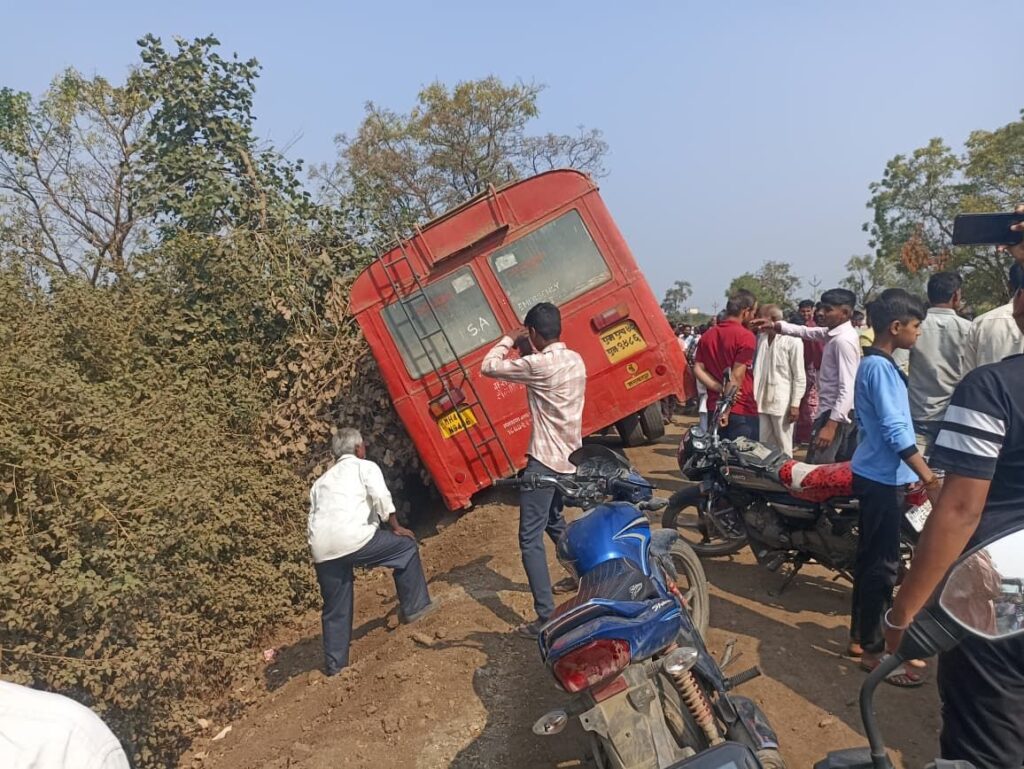 रस्त्याच्या कडेला कलंडली, पण झाडींना अडकली : दहा प्रवासी किरकोळ जखमी
मोताळा : मलकापूर ते कुऱ्हा गोतमारा मार्गावर एसटी बसचा होणारा मोठा अपघात थोडक्यात टळला. मातीच्या भरावाने चालकाचे नियंत्रण सुटल्याने बस रस्त्याच्या कडेला कलंडली. मात्र झाडीझुडपांमुळे अडकल्याने जीवितहानी टळली. १० ते १२ प्रवासी किरकोळ जखमी झाले. गुरुवार, ५ फेब्रुवारी रोजी सकाळी ११ वाजेच्या सुमारास ही घटना घडली.
मलकापूर ते कुऱ्हा गोतमारा रस्त्याच्या रुंदीकरणाचे काम सध्या सुरू आहे. एमएच-४०-एन-९४८६ क्रमांकाची बस गोतमारा येथून मलकापूरकडे प्रवासी घेऊन निघाली होती. रस्त्यावरील खड्डे आणि मातीचा अंदाज न आल्याने बस खेडी आणि कोऱ्हाळादरम्यान रस्त्याशेजारील मोठ्या चारीत बस उतरली.
रुंदीकरणाचे काम सुरू असल्याने वाहतूक एकेरी करण्यात आली आहे. कामासाठी रस्त्यावर टाकलेल्या मातीच्या भरावाचा अंदाज न आल्याने चालकाचे नियंत्रण सुटून बस रस्त्याशेजारील चारीत उतरली. या घटनेमुळे प्रवाशांनी एकच आरोळी ठोकली. आता मोठा अपघात घडणार म्हणून प्रवासी भयभीत झाले होते. जखमी प्रवाशांवर जवळच्या रुग्णालयात उपचार करण्यात आले.