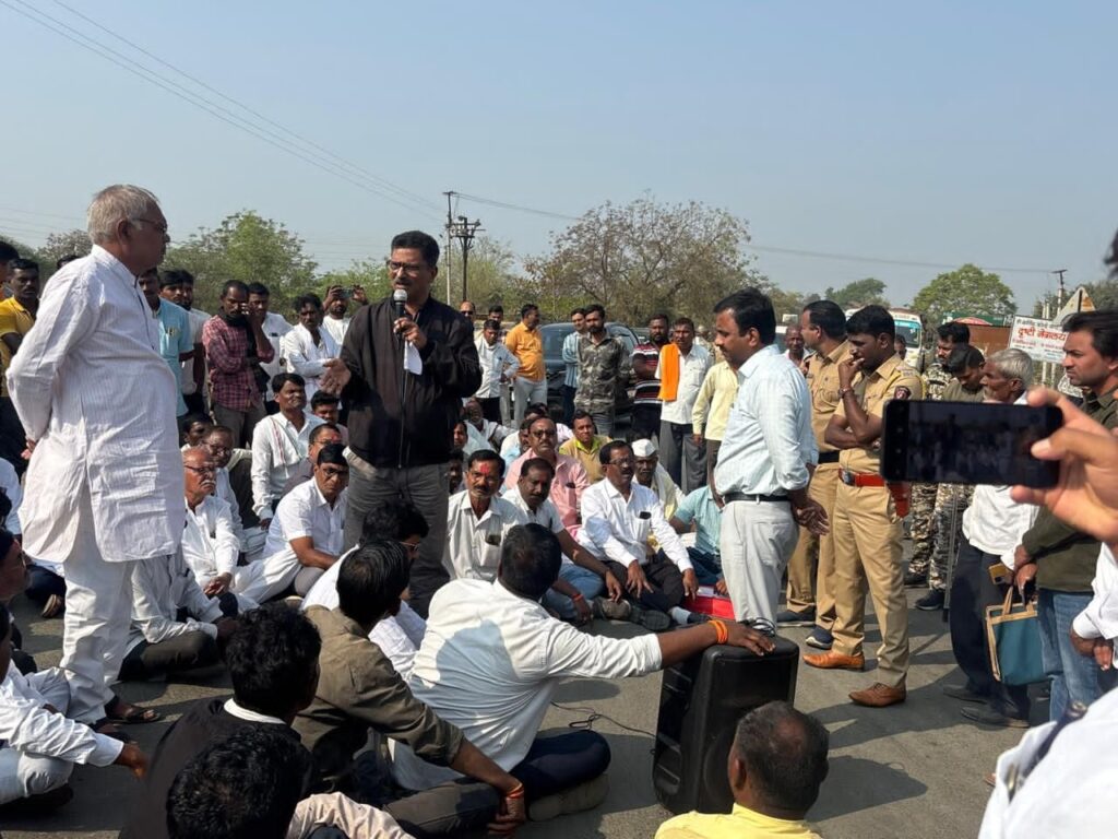The fight against sand mafia is on the road; Villagers block Mumbai-Nagpur highway
