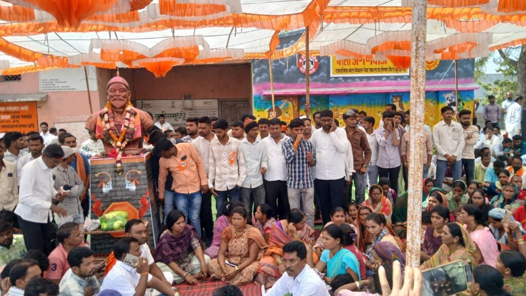 A maid, sisters attacked from Shivaji's statue; clothes torn