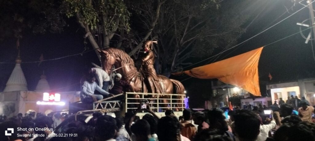 A maid, sisters attacked from Shivaji's statue; clothes torn