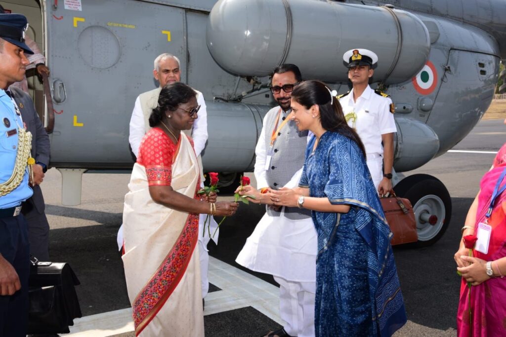 President Draupadi Murmu welcomed in Santnagari