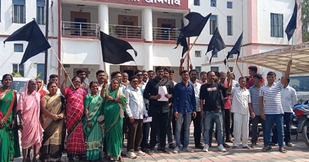 Khamgaon hoisted black flags