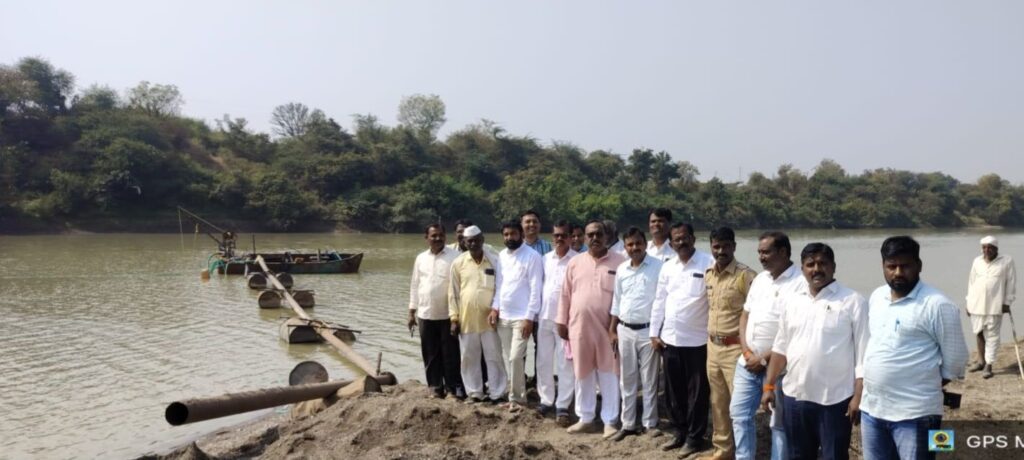 The fight against sand mafia is on the road; Villagers block Mumbai-Nagpur highway
