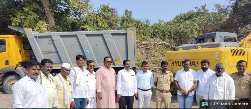 The fight against sand mafia is on the road; Villagers block Mumbai-Nagpur highway
