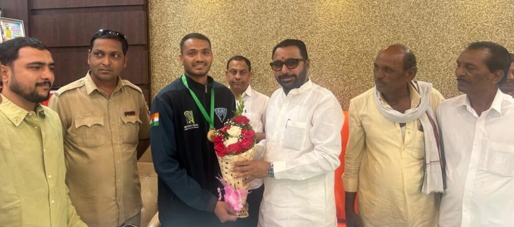 Union Minister of State Prataprao Jadhav welcomed the victorious Indian team at the Asian Lacrosse Championship.