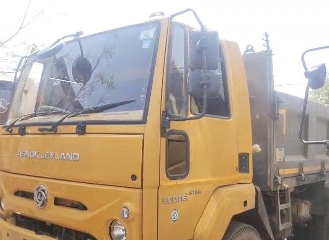 तहसीलदारांच्या अंगावर टिप्पर घालण्याचा प्रयत्न : Attempt to put a stamp on the body of the Tehsildar