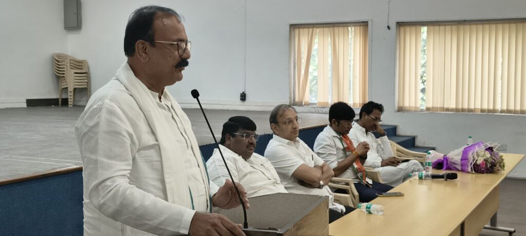 Sandeep Shelke joins Congress
