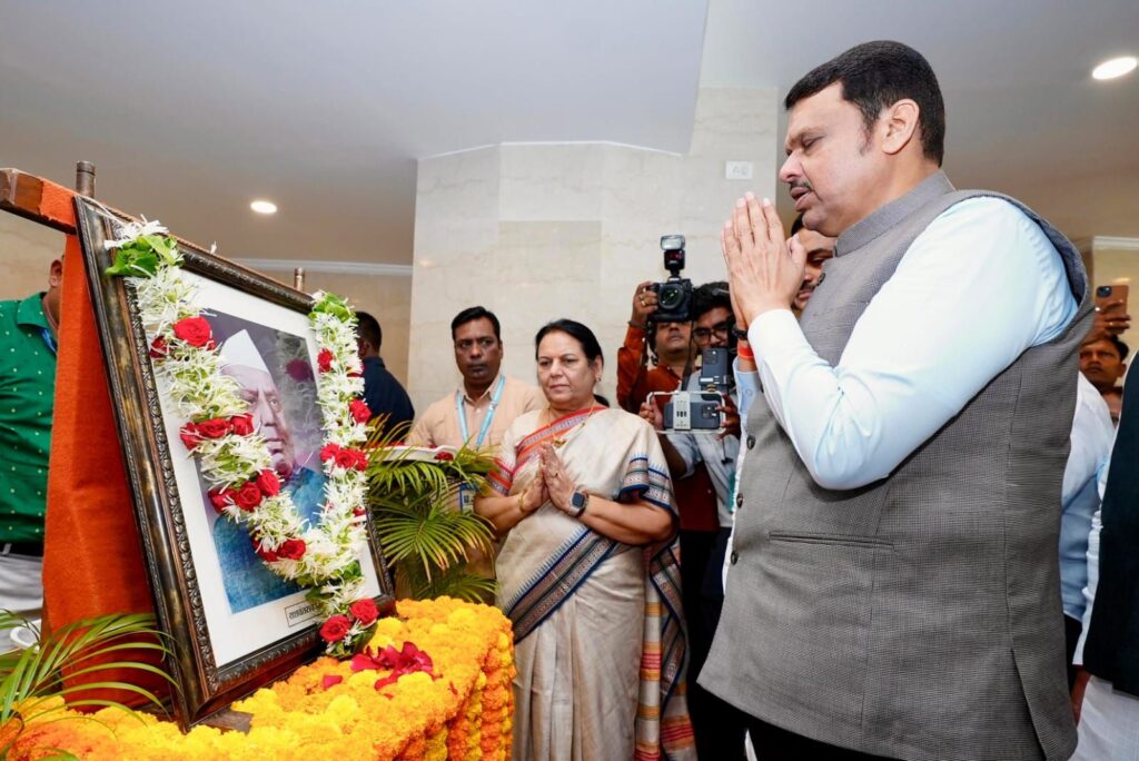 Chief Minister greets Loknete Yashwantrao Chavan