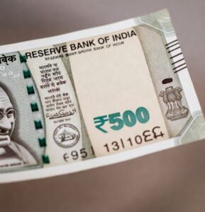 Student cheats driver by giving him company notes