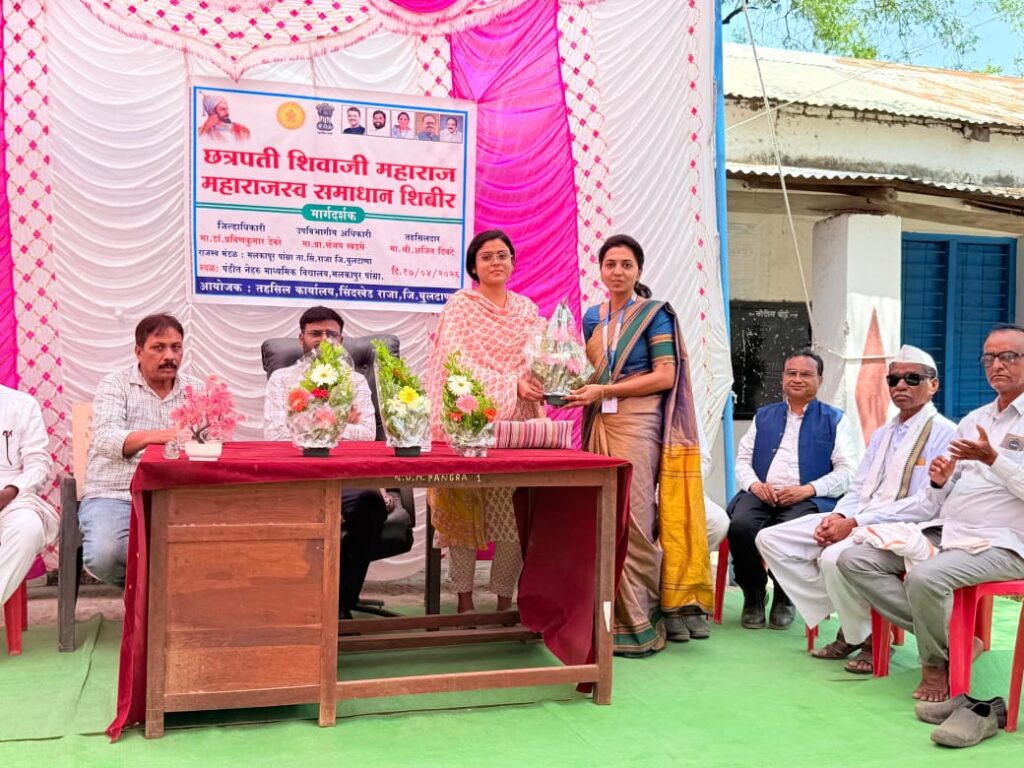 Spontaneous Response from the Malkapur Pangra Revenue Circle to the Chhatrapati Shivaji Maharaj Revenue Grievance Redressal Camp.