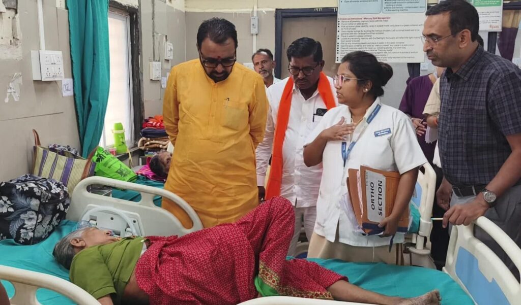 Union Minister Prataprao Jadhav inquires about the Ghazipur accident victims at the Buldhana District Hospital.