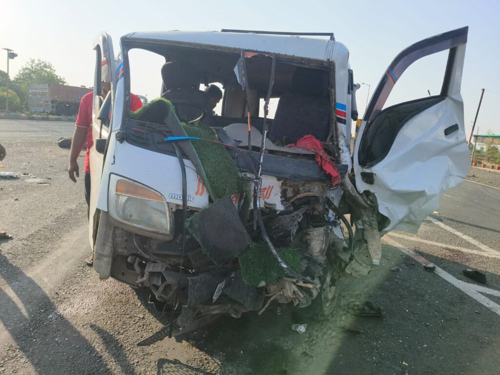 10 female laborers critical in accident