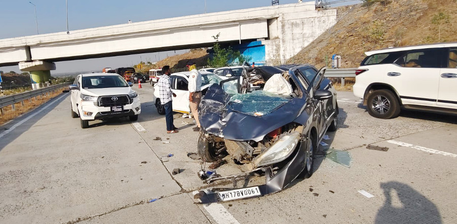 समृद्धी महामार्गावर तीन वाहनांचा विचित्र अपघात : Bizarre three-vehicle accident on the Samruddhi Expressway.
