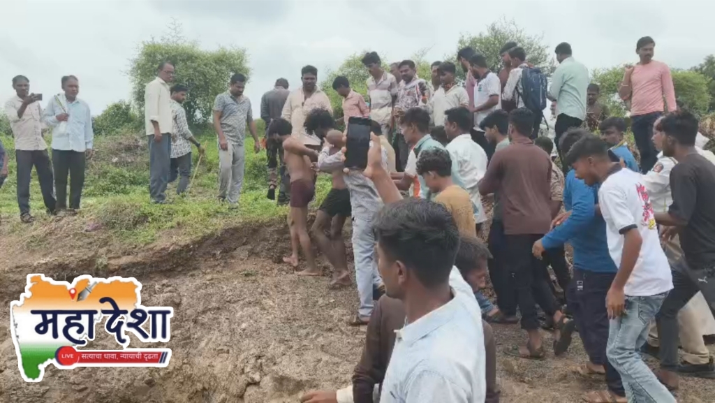Villagers thrashed the thieves from Khumgaon Burti black and blue.