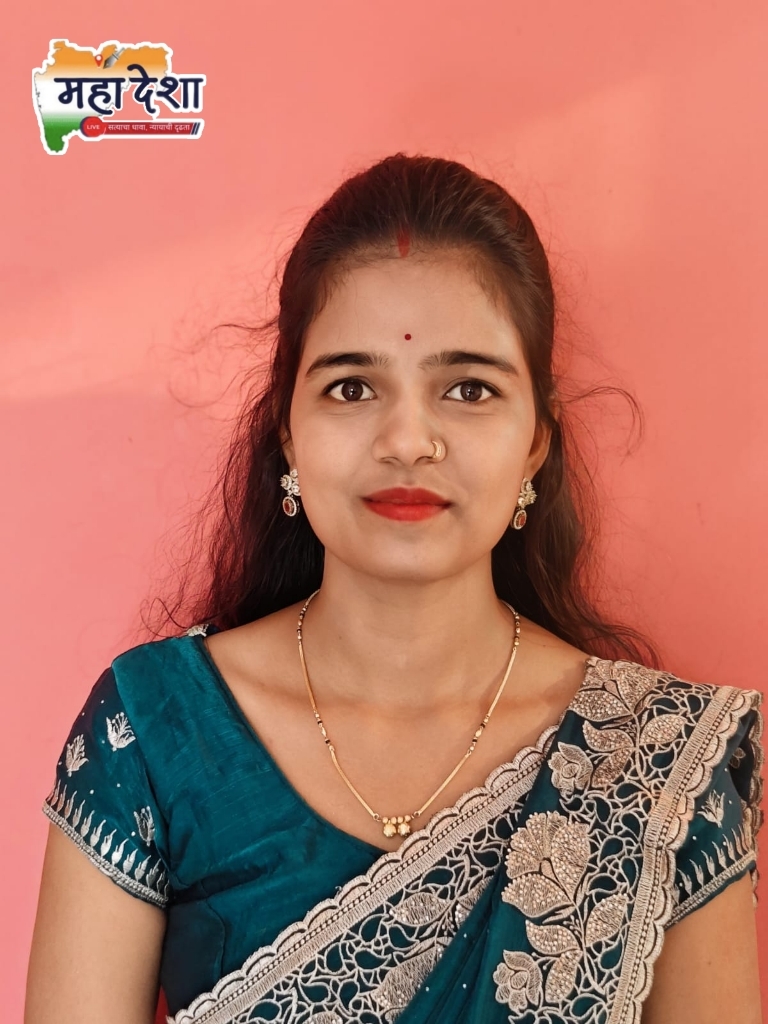 Kalyani Bhakare receives the ‘Rashtramata Maa Jijau Nari Samman’ Award.