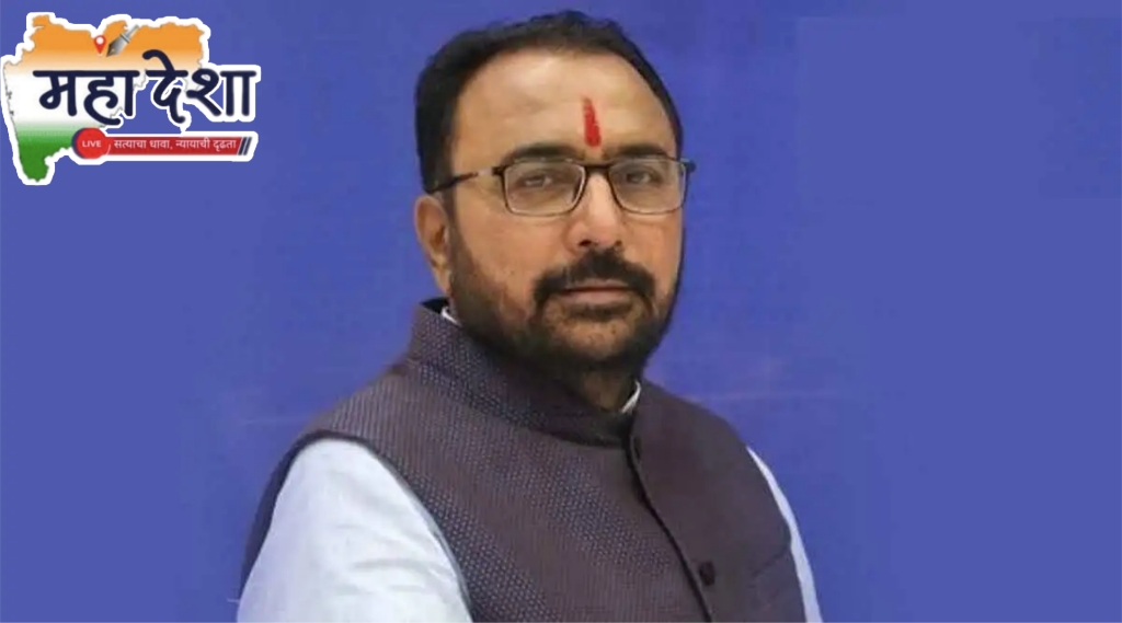 महाराष्ट्राच्या दुष्काळग्रस्त तालुक्यांना दिलासा: बुलढाणा जिल्ह्यातील 13 तालुक्यांचा समावेश महाराष्ट्रातील शेतकरी बांधवांसाठी एक दिलासादायक बातमी समोर आली आहे. पावसाच्या खंडामुळे निर्माण झालेल्या गंभीर परिस्थितीवर मात करण्यासाठी राज्य सरकारने महत्त्वपूर्ण पाऊल उचलले आहे. राज्यातील एकूण 265 तालुक्यांना दुष्काळग्रस्त म्हणून घोषित करण्यात आले असून, यामध्ये बुलढाणा जिल्ह्यातील सर्व 13 तालुक्यांचा समावेश आहे. या निर्णयामुळे शेतकऱ्यांच्या चेहऱ्यावर काही प्रमाणात का होईना, समाधानाचे भाव उमटले आहेत. गेल्या काही महिन्यांपासून महाराष्ट्राच्या अनेक भागांमध्ये पावसाने दडी मारल्यामुळे शेतीचे मोठे नुकसान झाले आहे. पेरलेली पिके कोमजून गेली आहेत, तर काही ठिकाणी ती पूर्णपणे वाळून गेली आहेत. यामुळे शेतकरी मोठ्या आर्थिक संकटात सापडला होता. या बिकट परिस्थितीतून शेतकऱ्यांना बाहेर काढण्यासाठी राज्य सरकारने घेतलेला हा निर्णय अत्यंत महत्त्वाचा मानला जात आहे. केंद्रीय राज्यमंत्री प्रतापराव जाधव यांनी दुष्काळी भागाचा दौरा केल्यानंतर, शेतकऱ्यांची व्यथा मुख्यमंत्री देवेंद्र फडणवीस आणि उपमुख्यमंत्री एकनाथ शिंदे यांच्यासमोर मांडली होती. त्यांच्या प्रयत्नांना यश आले असून, राज्य सरकारने 25 सप्टेंबर रोजी या संदर्भातील शासन निर्णय निर्गमित केला आहे. या निर्णयामुळे दुष्काळग्रस्त घोषित झालेल्या 265 तालुक्यांतील शेतकऱ्यांना विविध दुष्काळी सवलतींचा लाभ मिळणार आहे. बुलढाणा जिल्ह्यातील सर्व 13 तालुक्यांचा दुष्काळग्रस्त यादीत समावेश झाल्यामुळे, या भागातील शेतकऱ्यांना मोठा आधार मिळाला आहे. या महत्त्वपूर्ण निर्णयाबद्दल केंद्रीय राज्यमंत्री तथा बुलढाणा जिल्ह्याचे खासदार प्रतापराव जाधव यांनी मुख्यमंत्री देवेंद्र फडणवीस, उपमुख्यमंत्री एकनाथ शिंदे आणि उपमुख्यमंत्री श्रीमती सुनेत्रा पवार यांचे आभार मानले आहेत. हा निर्णय केवळ तात्पुरता दिलासा नसून, शेतकऱ्यांच्या भविष्यासाठी एक महत्त्वाचे पाऊल आहे. दुष्काळी सवलतींमुळे शेतकऱ्यांना आर्थिक मदत मिळेल, ज्यामुळे त्यांना पुढील हंगामासाठी तयारी करण्यास मदत होईल. या निर्णयामुळे राज्य सरकार शेतकऱ्यांच्या पाठीशी खंबीरपणे उभे असल्याचे पुन्हा एकदा सिद्ध झाले आहे.